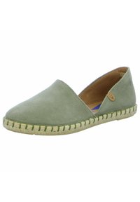 Espadrille verde de ante con punta cerrada, suela de yute cosida y un diseño de corte bajo. Presenta detalles en color tostado y una textura suave.