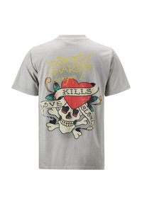 Grijze katoenen t-shirt met een groot grafisch ontwerp van een schedel met gekruiste botten, een hart en de tekst "LOVE KILLS SLOWLY" op de achterkant.