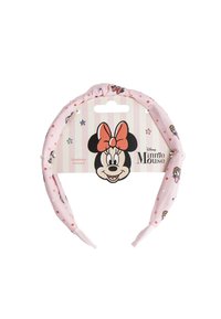Fascia per capelli di tessuto rosa con pois e stampe di Minnie Mouse. Presenta un design a fiocco prominente e pende da un'etichetta di cartone.
