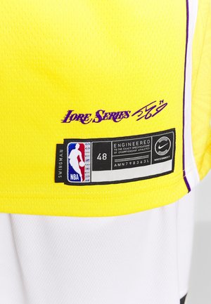 Geel-witte NBA-shirtsectie met de tekst "Lore Series 56" en een Nike Authentic-label met maat 48 en een "Swingman"-label.
