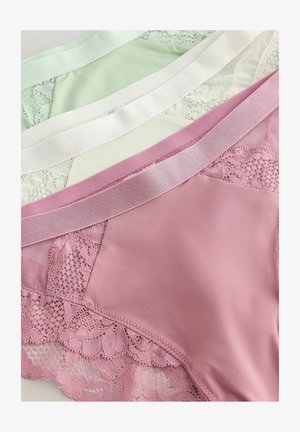 Trzy pary damskich majtek w kolorze miętowym, białym i różowym. Każda z nich ma połączenie satyny i koronki oraz ozdobne pasy.