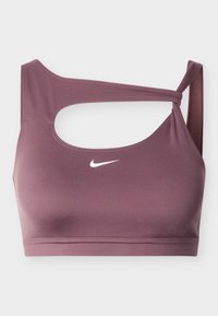 Reggiseno sportivo viola realizzato in materiale liscio ed elastico. Presenta un design con taglio sul davanti e un piccolo logo bianco sul lato sinistro del petto.