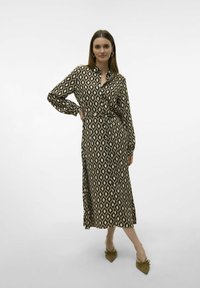 Abito midi con motivo a diamante in beige e nero, maniche lunghe, chiusura frontale con bottoni e cintura in vita.