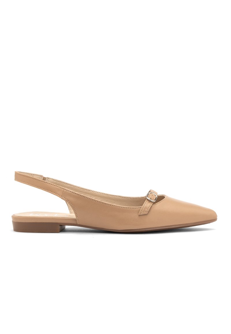Beige, synteettiset slingback-loafers, joissa on kärjellinen muoto, pieni sivu-solki ja matala, sileä pohja. Yksinkertainen ja minimalistinen muotoilu.