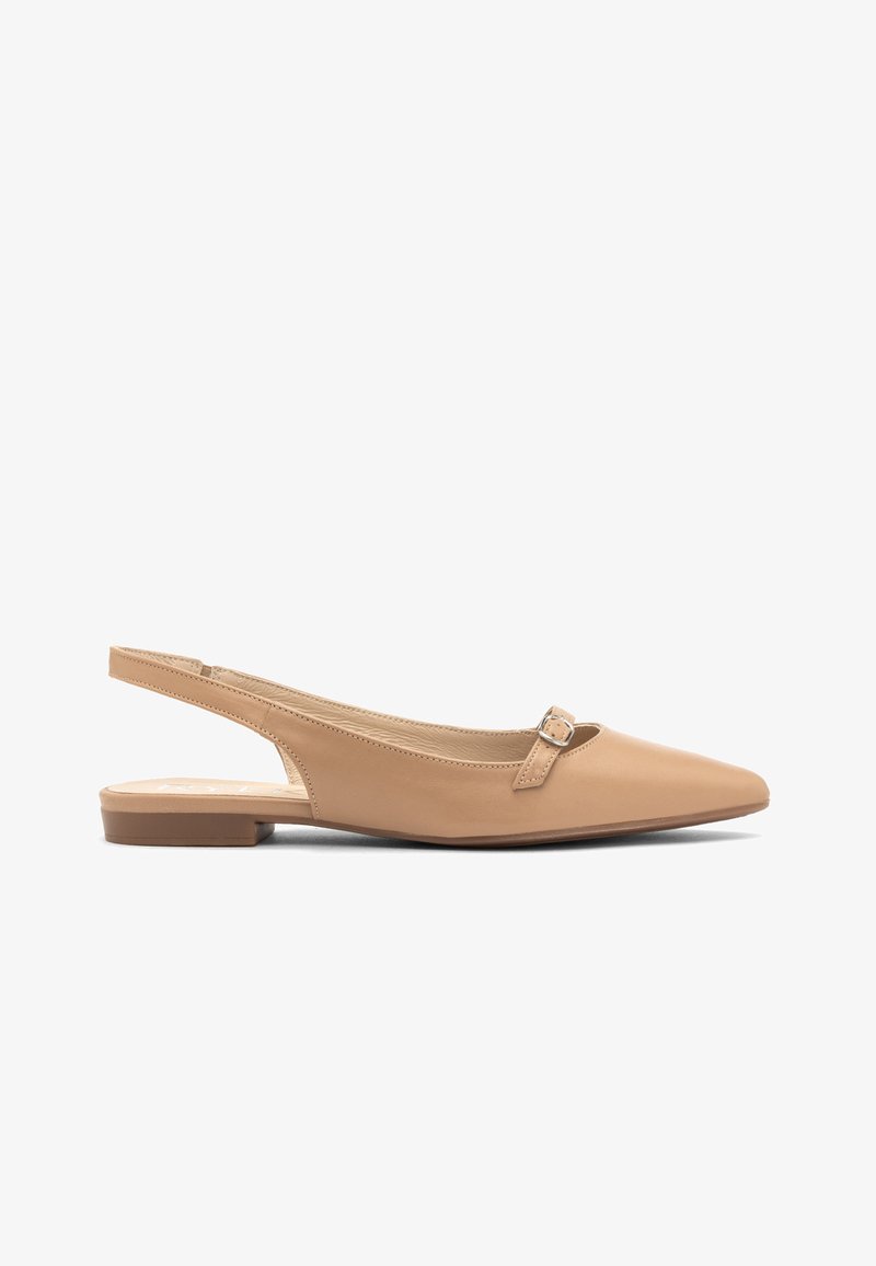 Ballerines beiges en synthétique, à talon arrière ouvert, avec un bout pointu, un petit détail de boucle sur le côté et une semelle lisse et basse. Design simple et minimaliste.
