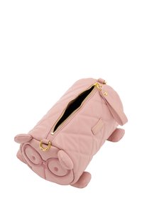 Borsa in pelle rosa trapuntata con una zip, caratterizzata da occhi cartoon, orecchie tonde e dettagli in metallo dorato. Forma compatta per una facile portabilità.