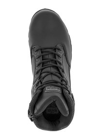 Zwarte tactische laars met een glad leren bovenwerk, ronde neus, versterkte stiksels en mesh accenten. Bevat traditionele veters en een logopatch.