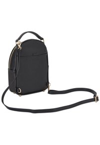Petit sac bandoulière en cuir noir compact avec ferrures dorées, poignée supérieure, poche frontale et bandoulière longue réglable sur fond blanc.