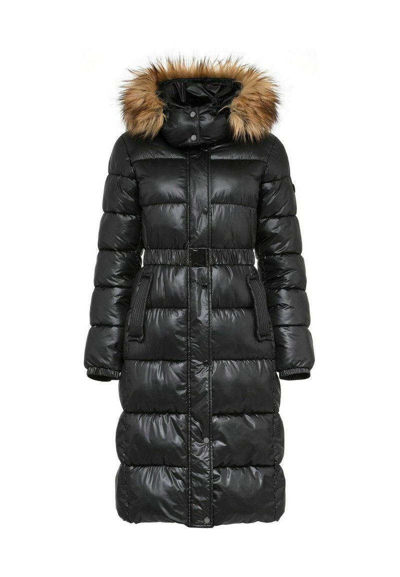 Czarna, ocieplana kurtka zimowa z odpinanym kapturem z sztucznego futra, z paskiem w talii, bocznymi kieszeniami i błyszczącą fakturą. Długość sięga do połowy łydki.