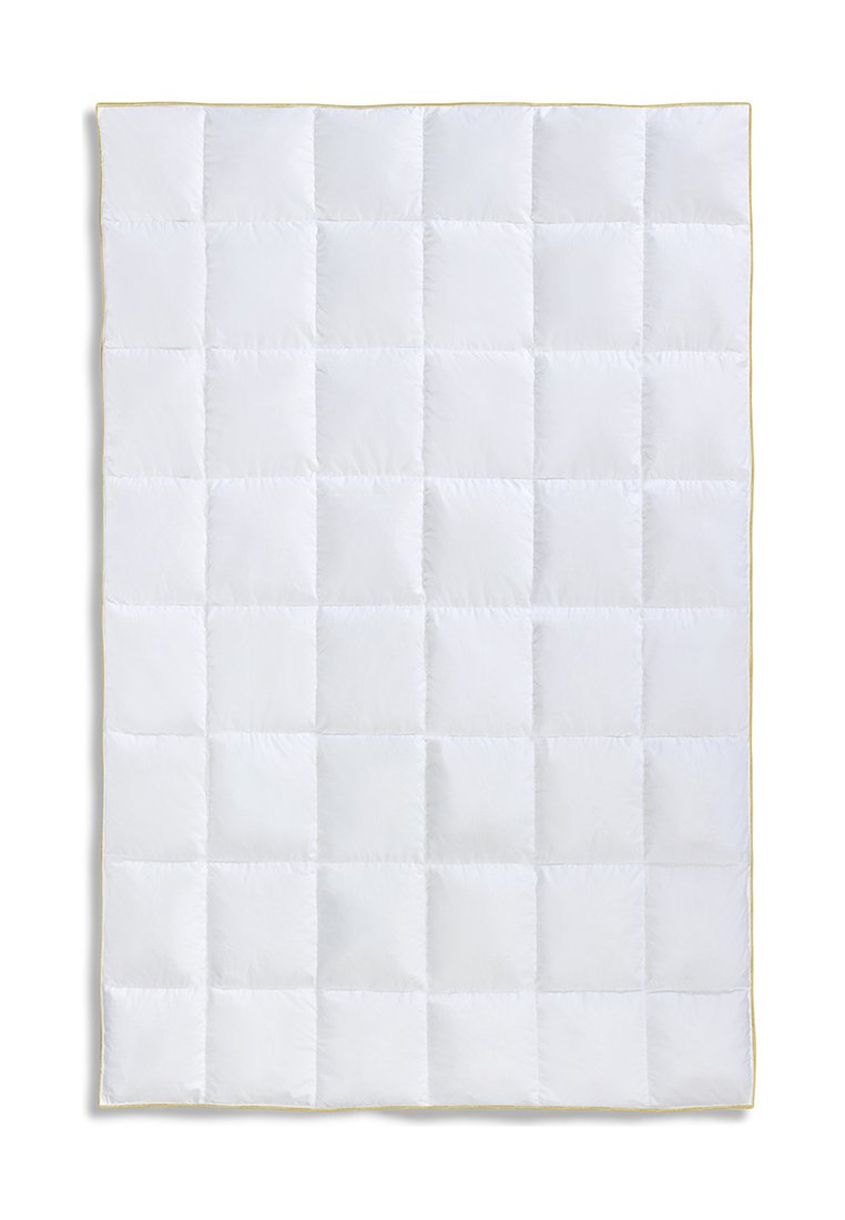 Weißer Quilt mit einem Rautenmuster, der eine glatte Textur und einen subtilen Glanz aufweist. Mit einem gelben Rand versehen, um zusätzlichen Kontrast zu schaffen.