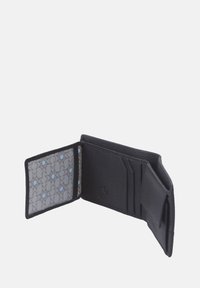 Svart läderpl ånbok med flera kortplatser, med ett geometriskt mönstrat foder i grått med blå accenter, öppen i en vinkel.