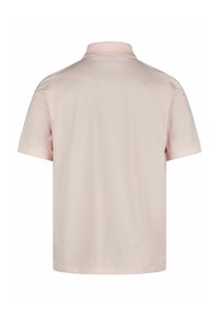 Polo rose clair à manches courtes avec un col classique, présentant une texture lisse et un design arrière sans embellissement.