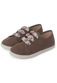 Sneaker in tela marrone con lacci elastici a motivo floreale, suola in gomma bianca, design con punta arrotondata e texture liscia.