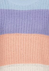 Gros plan d’un tissu tricoté doux avec des rayures horizontales bleu clair, lavande, pêche et crème.