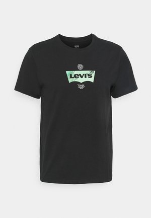 Schwarzes Baumwoll-T-Shirt mit einem grünen Levi's-Logodesign und weißem Umriss sowie Text darunter. Rundhalsausschnitt und kurze Ärmel.