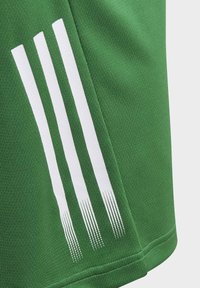 Zelené sportovní šortky s třemi bílými pruhy, texturovaná látka s jemným vzorem a lemovaný okraj.