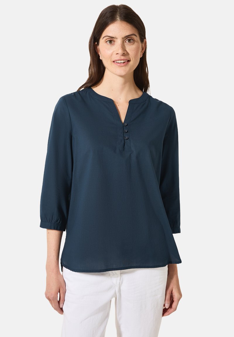 Blusa blu navy con scollatura arrotondata, maniche a tre quarti e tre bottoni decorativi sul davanti, realizzata in tessuto leggero.