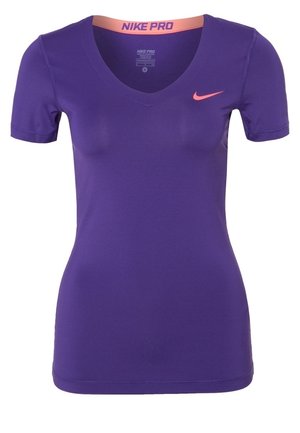 T-shirt de sport Nike Pro violet à manches courtes, col en V avec logo Nike swoosh rose sur la poitrine et à l'intérieur du col.