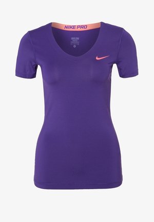 T-shirt de sport Nike Pro violet à manches courtes, col en V avec logo Nike swoosh rose sur la poitrine et à l'intérieur du col.