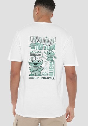 Weißes T-Shirt mit grünen Cartoon-Aliens, Krallen-Grafik und dem Text „Ooooohh! Die Klaue, wer wird ausgewählt? Aliens Pizza-Planet für immer dankbar.