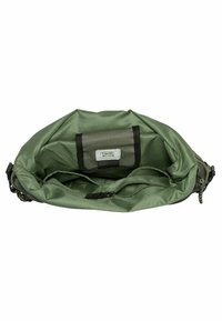 Den grønne stof messenger-taske har indvendigt et stort rum, en mindre lynlåslomme og en velcrostropping til at sikre genstande.