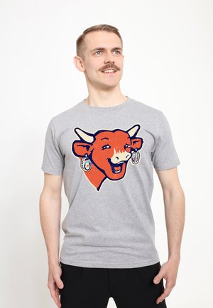 Grå bomulds t-shirt med et grafisk motiv af et orange ko-hoved med blå detaljer og øreringe, korte ærmer og rund halsudskæring.