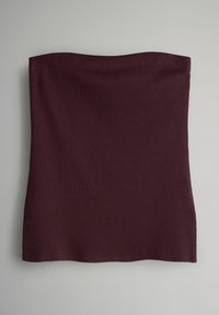 Tmavě purpurový žebrovaný pletený tubový top s rovnou horní hranou, položený na šedém pozadí.