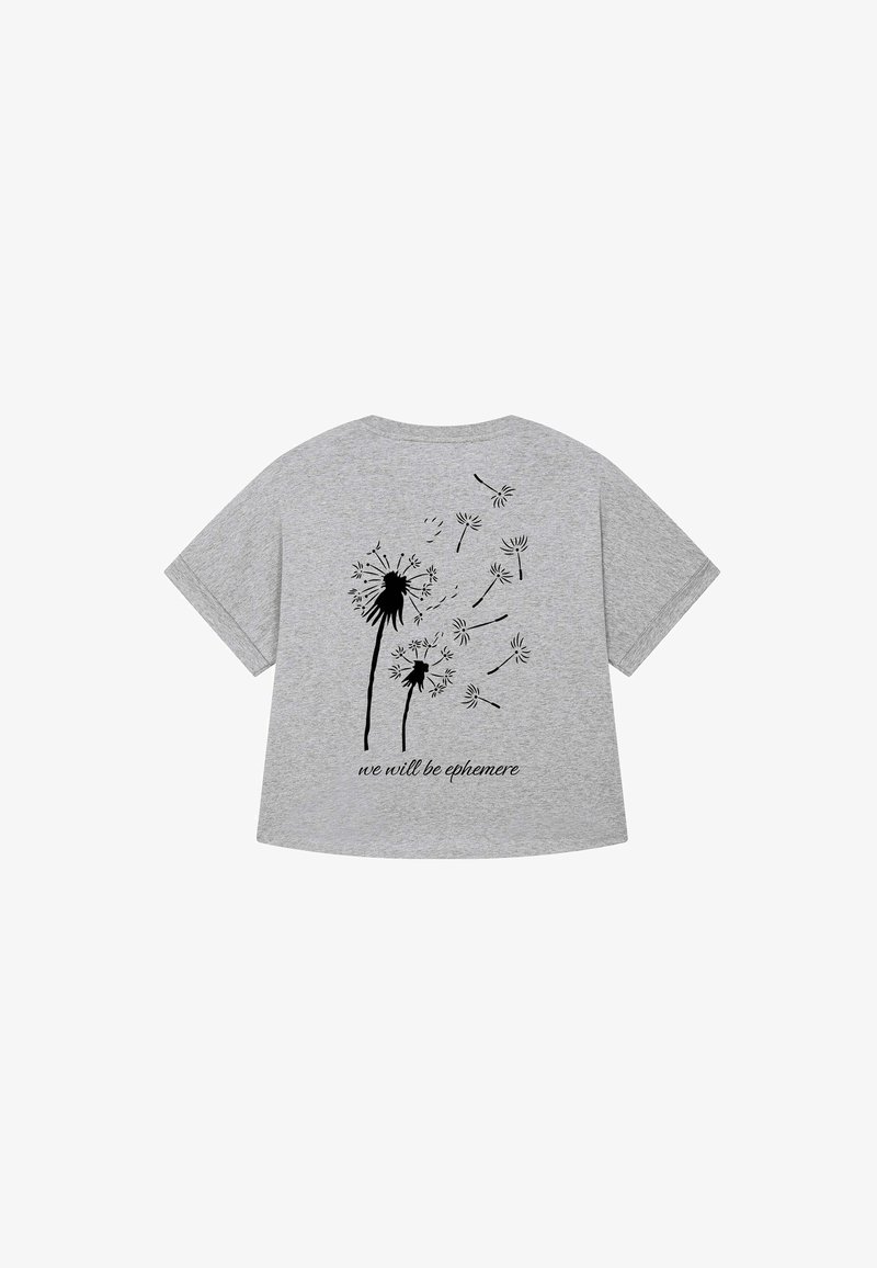 Pilkas trumpas rankovėmis marškinėliai su juodu pūslelių spaudiniu ir fraze "mes būsime efemeriniai" ant nugaros. Minkšta medžiaga ir laisvas kirpimas.