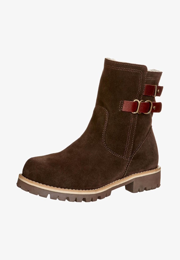 Bottine en daim marron avec deux brides à boucle en cuir rouge, bordure de semelle beige et semelle extérieure en caoutchouc robuste.