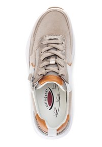 Beige sneaker met een bovenwerk van suede en mesh, witte rubberen zool, vetersluiting en oranje accenten op de hiel en tong. De binnenzool toont het logo.