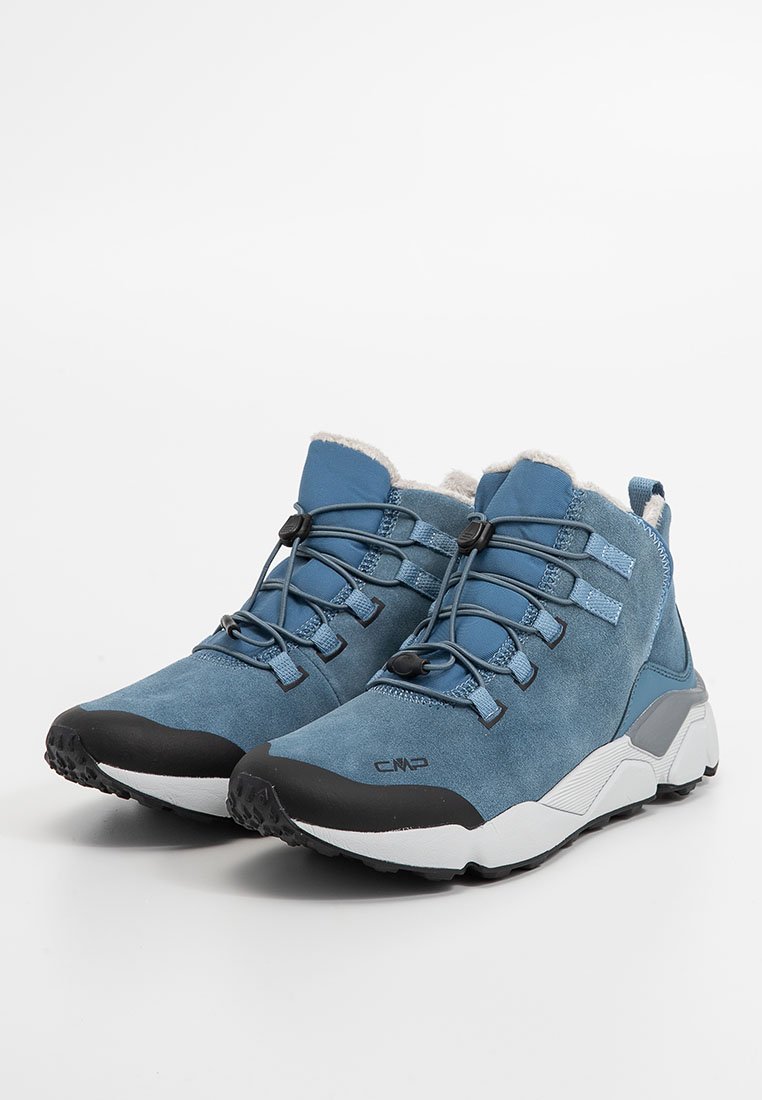 Baskets montantes en daim bleu avec semelles en caoutchouc noir, présentant un design à lacets, une doublure grise et un logo sur le côté.