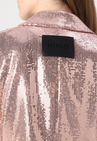 HUGO AKESI - Blézer - light/pastel pink
