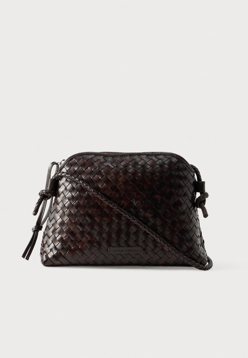 Πλεκτή τσάντα ώμου από δέρμα σε σκούρο καφέ με κλ είσιμο με φερμουάρ, πλεκτό λουράκι και λείο υφή. Διαθέτει μικρό λογότυπο.