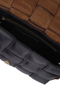 Borsa in pelle con un'esterno intrecciato nero e un interno in suede marrone. Presenta una tasca con zip e un bottone in metallo dorato.