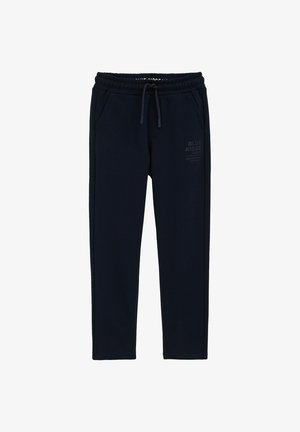 Tengerészeti kék szabadidőnadrág, elasztikus derékkal és zsinórral, elülső zsebekkel és kis nyomtatott szöveggel a bal combon.