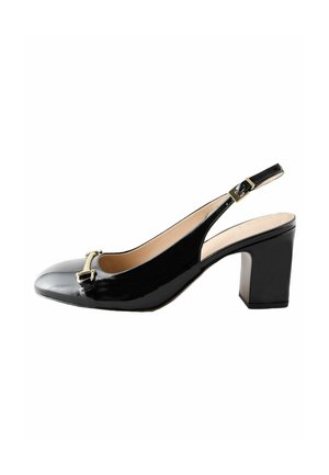 Zapato de tacón negro tipo slingback con punta redondeada, que presenta una hebilla decorativa dorada y un tacón cuadrado. El zapato tiene un acabado brillante.