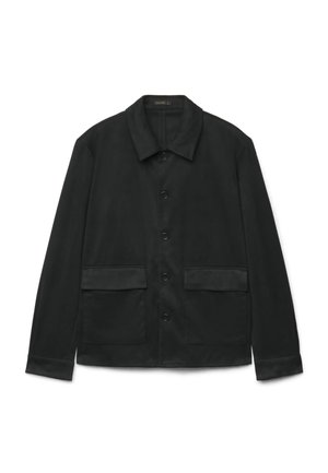Veste noire boutonnée avec deux grandes poches à rabat à l'avant et un col pointu, présentée sur fond blanc.