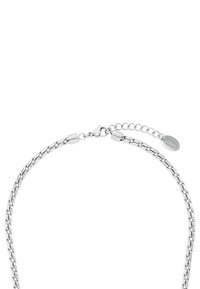 Collar de cadena de plata con eslabones entrelazados, una textura suave y un cierre tipo langosta con una cadena de extensión y una etiqueta adjunta.