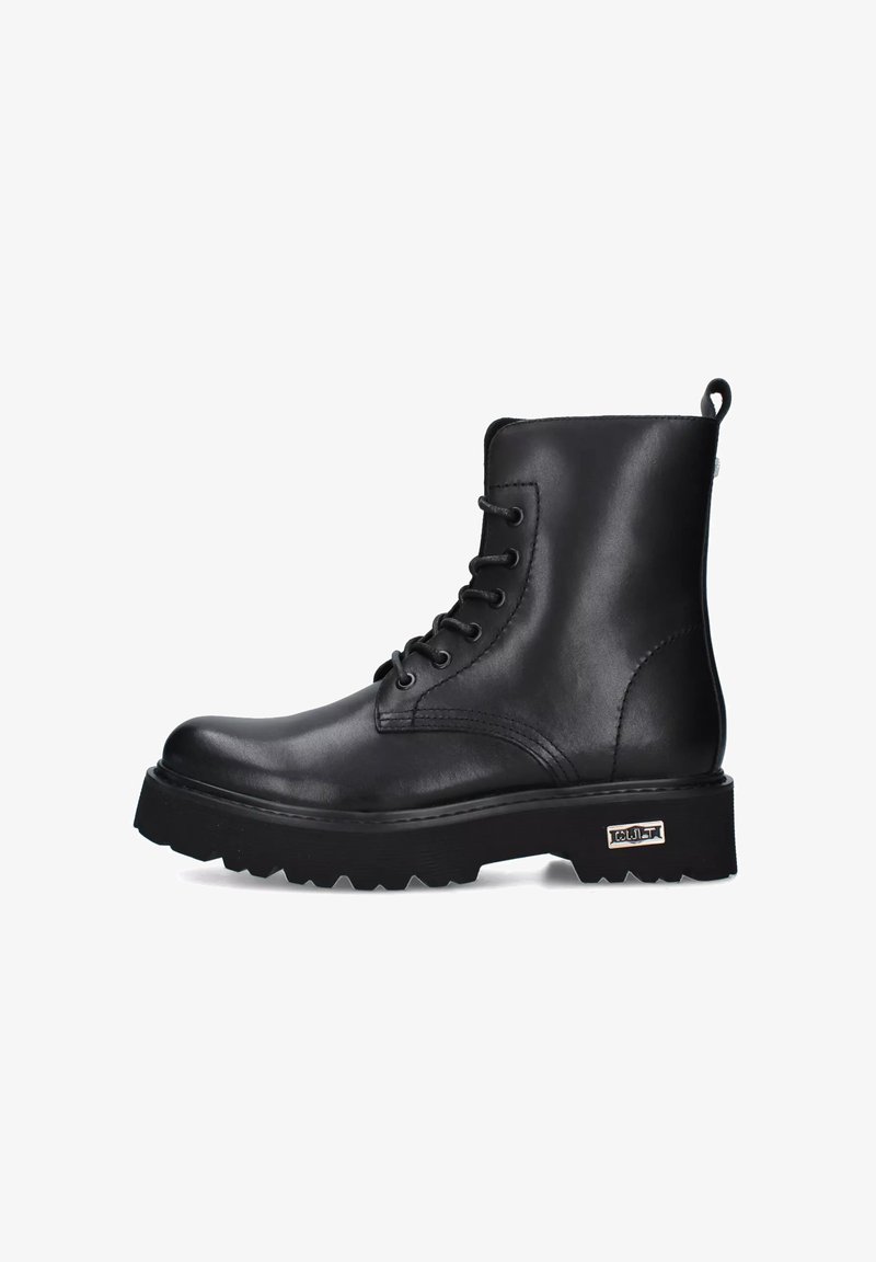 Bottine noire en cuir avec un bout rond, un laçage sur le devant, des coutures renforcées et une épaisse semelle en caoutchouc texturé.