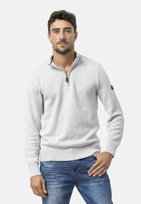 Hellgrauer Pullover mit einem Reißverschlusskragen, strukturiertem Strick, gerippten Bündchen und Saum. Enthält ein kleines Logo am linken Ärmel.
