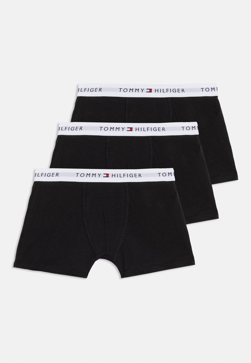Τρία μαύρα μπόξερ Tommy Hilfiger με λευκές ζώνες μέσης που φέρουν το όνομα της μάρκας και το λογότυπο σε κόκκινο, λευκό και μπλε.