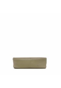 Borsa piatta rettangolare in morbida pelle verde oliva testurizzata. Presenta una superficie liscia con cuciture sottili. Design minimalista.