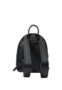 Mochila de cuero negro con correas dobles, un asa superior y cierre con cremallera. Textura suave con detalles de costura y una forma estructurada.