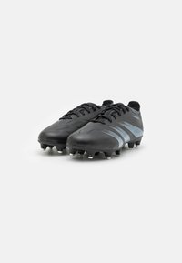 Scarpe da calcio nere con superficie testurizzata, dotate di strisce blu, design con lacci e tacchetti modellati per la trazione su superfici in erba.