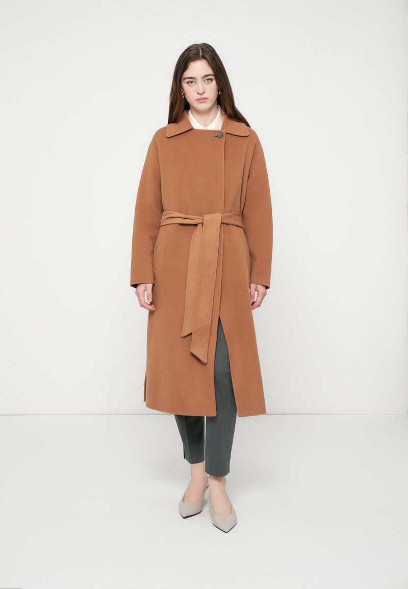 closed Mantel bruin closed Mantel bruin