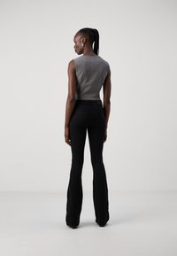 ONLY Tall ONLHELLA LIFE RETRO - Trapezaste traperice - black denim