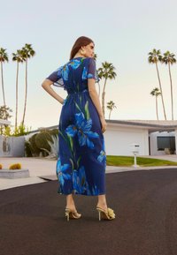 Friends Like These PETITE FIT -  V-NECK MIDI  - Dolga obleka - blue floral