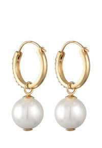Des boucles d'oreilles en or avec un anneau lisse et brillant, ornées d'une perle blanche pendante à la base, créant un contraste de texture et de couleur.