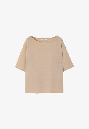 Bež majica s kratkim rukavima od pletene tkanine, opuštenog kroja, širokog dekoltea i glatke teksture. Lagani materijal s minimalnim dizajnerskim detaljima.