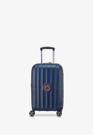 Valigia rigida blu navy con design a righe, dettagli marroni, manico telescopico e quattro ruote per la mobilità.